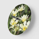 白いチューリップのフィールド写真 ラウンド壁時計 (傾斜)