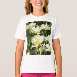 白いチューリップのフィールド写真 Tシャツ