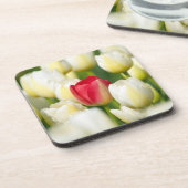 白いチューリップの分野の赤いチューリップ コースター (左側)