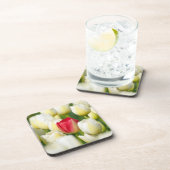 白いチューリップの分野の赤いチューリップ コースター (右側)