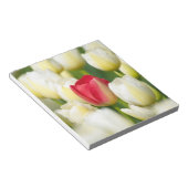 白いチューリップの畑の赤いチューリップ ノートパッド (アングル)