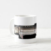 白いチョウザメ- Acipenserのtransmontanus コーヒーマグカップ (正面左)