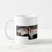 白いチョウザメ- Acipenserのtransmontanus コーヒーマグカップ (左)