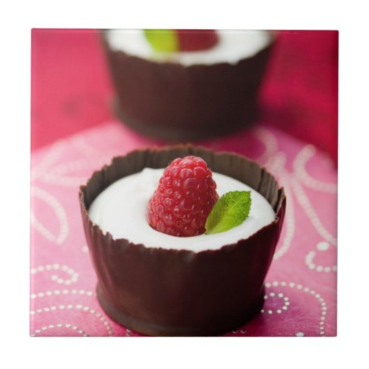 白いチョコレート・ムースのデザート タイル (正面)