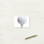 白いテンプレートの背景の質のゴルフ・ボール ポストイット (デスク上)