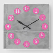 白いディジットのピンクの詳細が付いている甘い灰色のタイル スクエア壁時計 (正面)
