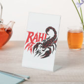 白いディスプレイのスタンドにスコーピオンのグラフィックデザイン。 台座サイン (インサイチュ)