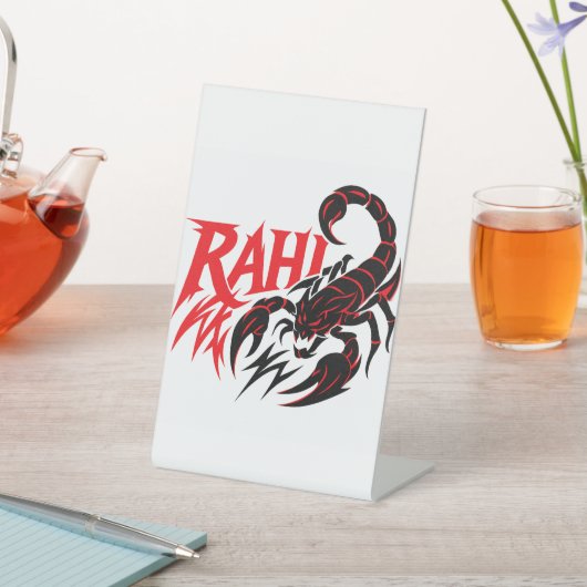 白いディスプレイのスタンドにスコーピオンのグラフィックデザイン。 台座サイン (インサイチュ)