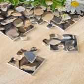 白いデイジーが砂利で育つ ジグソーパズル (側面)