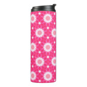 白いデイジーとピンクの背景パターン上の星 タンブラー (回転左)