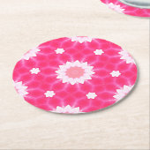 白いデイジーとピンクの背景パターン上の星 ラウンドペーパーコースター (アングル)
