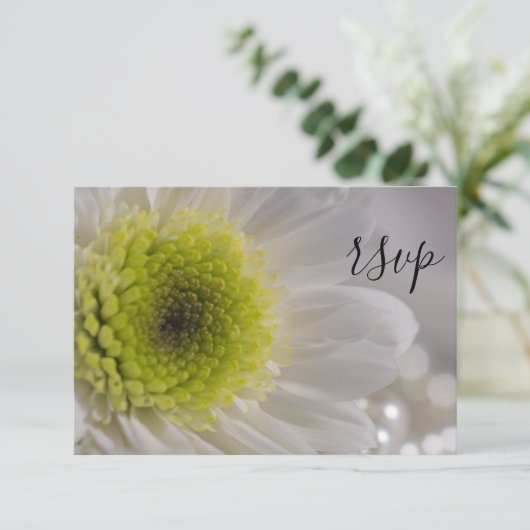 白いデイジーと真珠の結婚式RSVP応答カード 出欠カード (スタンド正面)
