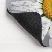 白いデイジーと雨滴 マウスパッド (コーナー)