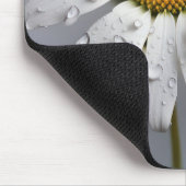 白いデイジーと雨滴 マウスパッド (コーナー)