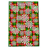 白いデイジーの花が赤い緑のバック市松模様にグ ミディアムペーパーバッグ (裏面)