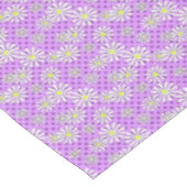 白いデイジーの花を水玉模様の背景に テーブルクロス (アングル)