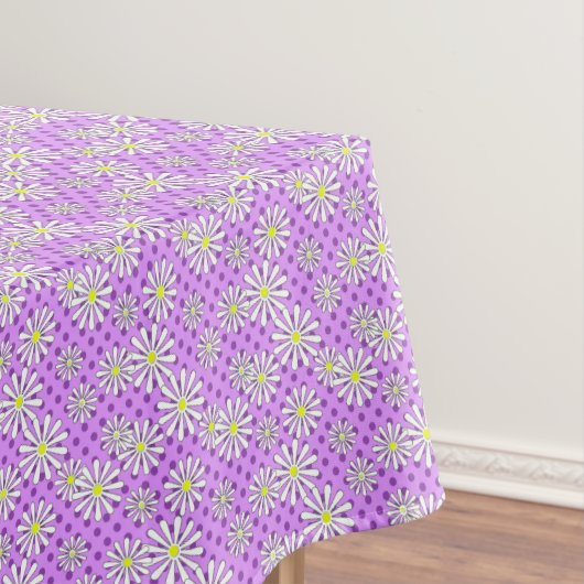 白いデイジーの花を水玉模様の背景に テーブルクロス (インサイチュ)