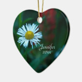 白いデイジーの野生の花のクリスマスのオーナメント、ハート セラミックオーナメント (左)