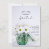 白いデイジーインブルージャー花瓶ブライダルシャワー 招待状 (正面)