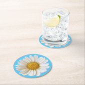 白いデイジーオンスカイブルー背景 ラウンドペーパーコースター (インサイチュ)