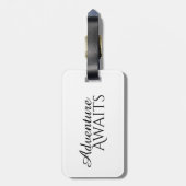 白いデイジーパターンで紫色の旅行引用文 ラゲッジタグ (裏面縦)