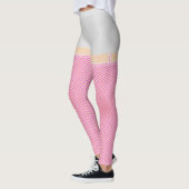 白いデニムの短パンとピンクの熱い魚網 レギンス (左)