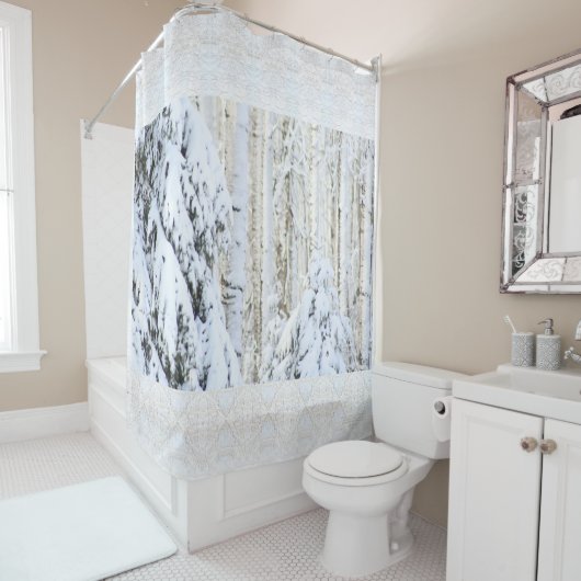 白いトウヒのポプラの森林の冬日曜日 シャワーカーテン (インサイチュ)