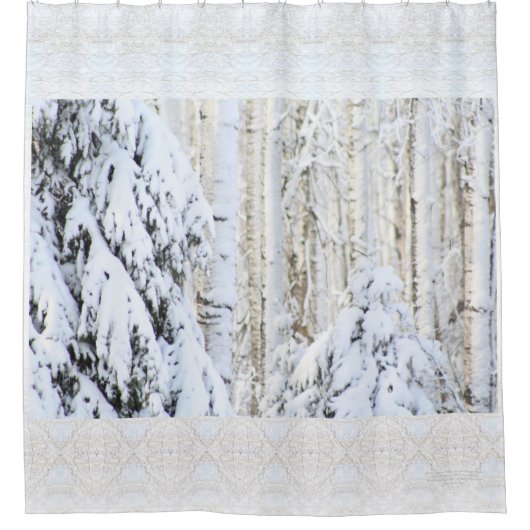 白いトウヒのポプラの森林の冬日曜日 シャワーカーテン (正面)