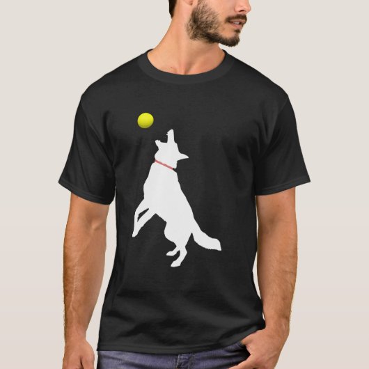 白いドイツの羊飼い犬Gsdキャッチ黄色いテン Tシャツ (正面)