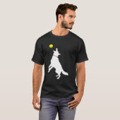 白いドイツの羊飼い犬Gsdキャッチ黄色いテン Tシャツ (正面フル)