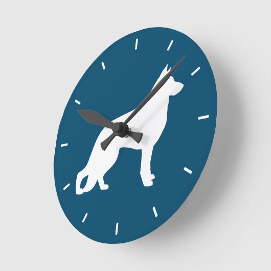 白いドイツの羊飼い犬GSD K9シルエット ラウンド壁時計 (傾斜)