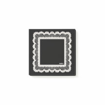 白いドイリーのトリムが付いた黒いノート