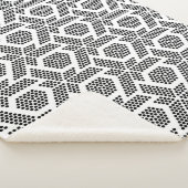 白いドットの幾何学的パターン上の黒 シェルパブランケット (3/4)