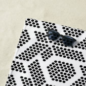 白いドットの幾何学的パターン上の黒 ビーチタオル (インサイチュ)