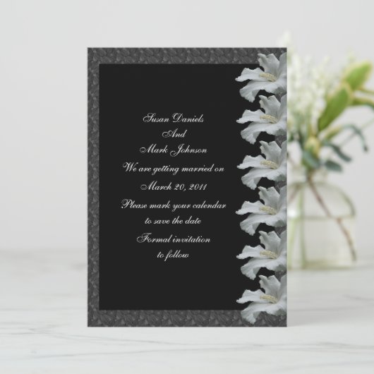 白いハイビスカスの花 ブラック ウェディング セーブ・ザ・デート (スタンド正面)