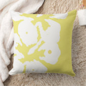 白いハイビスカスフラワーオンイエロー装飾用クッション クッション (ブランケット)