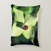 白いハナグマの花が閉まる アクセントクッション (裏面(縦))