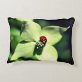 白いハナグマの花が閉まる アクセントクッション (裏面)