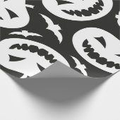 白いハロウィーン用のカボチャとこうもりは、黒に孤立している ラッピングペーパー (角)
