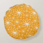 白いハートと花を持つ明るいオレンジ ラウンドクッション (裏面)