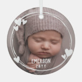 白いハートフレームベビー写真の名前と年の追加 ガラスオーナメント (正面)