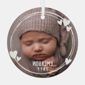 白いハートフレームベビー写真の名前と年の追加 ガラスオーナメント (裏面)