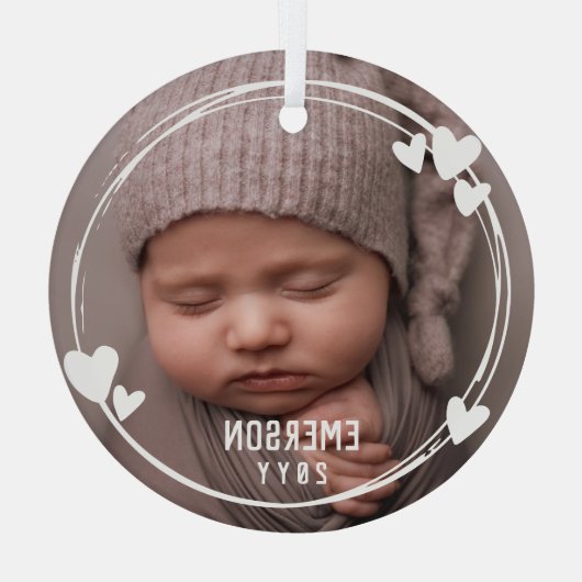 白いハートフレームベビー写真の名前と年の追加 ガラスオーナメント (裏面)