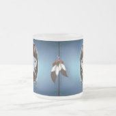 白いバッファローの盾青いマグ フロストグラスマグカップ (中央)