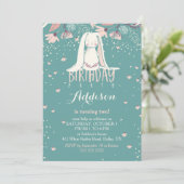 白いバニー及び花|のピンク及びティール(緑がかった色)の子供の誕生日 招待状 (スタンド正面)
