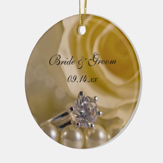 白いバラおよび真珠はです私の新婦付添人決定します セラミックオーナメント (左)