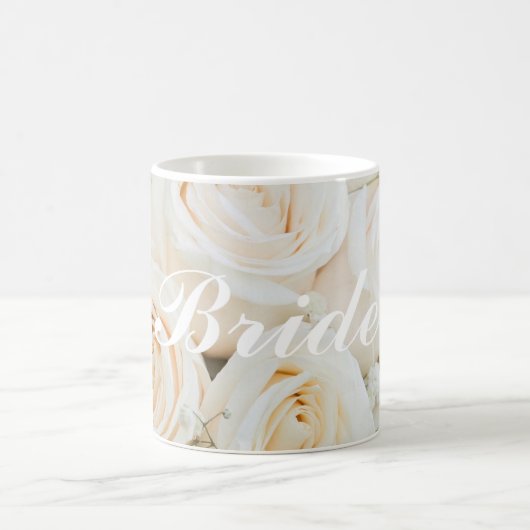 白いバラが付いているマグがある結婚式の花嫁 コーヒーマグカップ (中央)