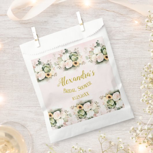 白いバラが落ちるパンプキン フェイバーバッグ (クリップ留めされた状態)