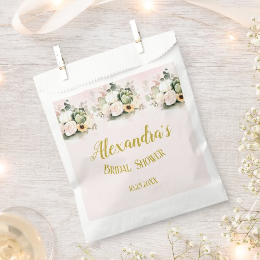 白いバラが落ちるパンプキン フェイバーバッグ (クリップ留めされた状態)