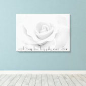 白いバラで包まれたキャンバスを楽しんで キャンバスプリント (インサイチュ (ウッドフロア))